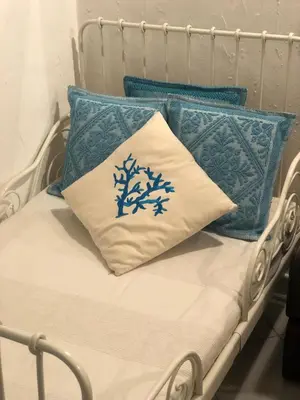 Letto o letti in una camera di Chia Delizioso nido verde nel blu
