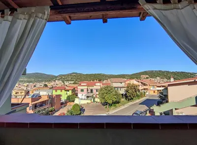 Vista generica sulle montagne o vista sulle montagne dall'interno dell'appartamento