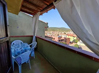 Vista generica sulle montagne o vista sulle montagne dall'interno dell'appartamento