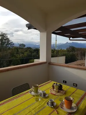 Vista generica sulle montagne o vista sulle montagne dall'interno dell'appartamento