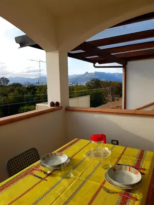 Vista generica sulle montagne o vista sulle montagne dall'interno dell'appartamento