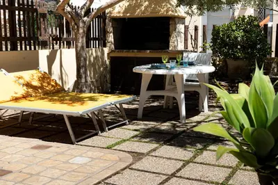 Intrattenimento serale offerto agli ospiti di Villetta Simiri caposchiera con cortile e BBQ