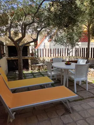 Patio o area all'aperto di Villetta Simiri caposchiera con cortile e BBQ