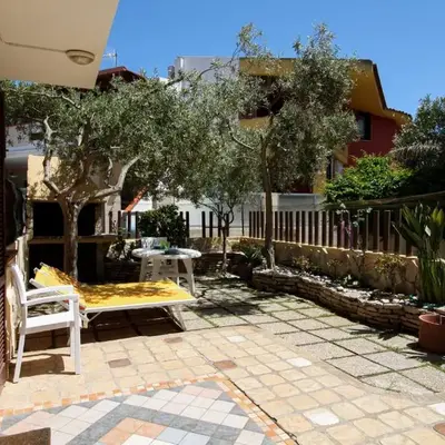 Villetta Simiri caposchiera con cortile e BBQ
