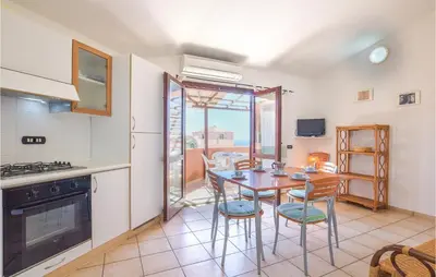 Cucina o angolo cottura di Stunning Apartment In Torre Dei Corsari