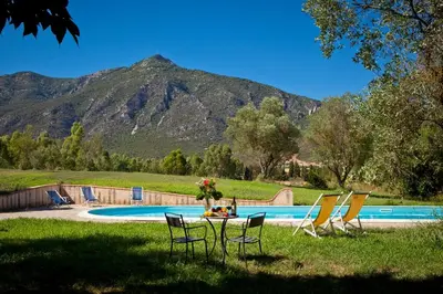 Vista generica sulle montagne o vista sulle montagne dall'interno della casa vacanze