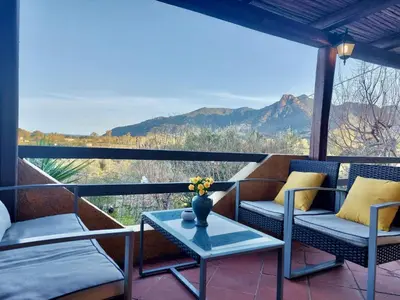 Vista generica sulle montagne o vista sulle montagne dall'interno dell'appartamento