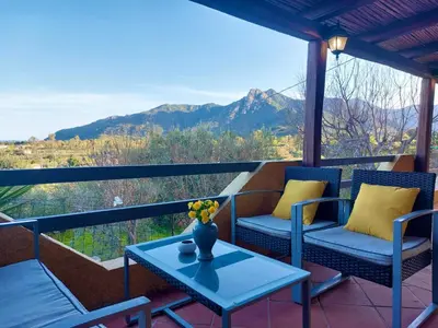 Vista generica sulle montagne o vista sulle montagne dall'interno dell'appartamento