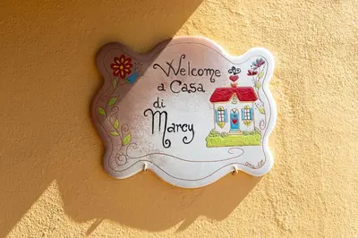 Certificato, attestato, insegna o altro documento esposto da Casa Marcy
