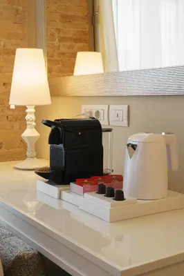 Set per la preparazione di tè e caffè presso Boutique Hotel Carlo Felice