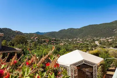 Vista generica sulle montagne o vista sulle montagne dall'interno della villa