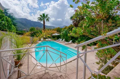 Vista generica sulle montagne o vista sulle montagne dall'interno della villa