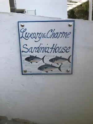 Certificato, attestato, insegna o altro documento esposto da Luxury& Charme vista mare Sardinia House