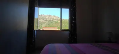 Vista generica sulle montagne o vista sulle montagne dall'interno dell'appartamento