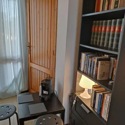Biblioteca nella stanza in casa privata