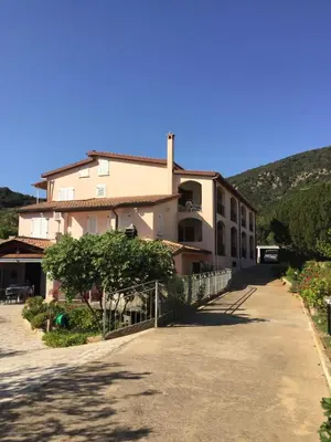 Vista generica sulle montagne o vista sulle montagne dall'interno dell'appartamento