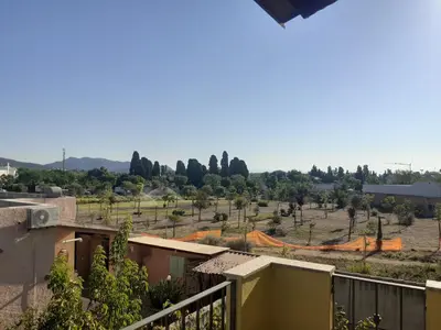 Vista generica sulle montagne o vista sulle montagne dall'interno dell'appartamento