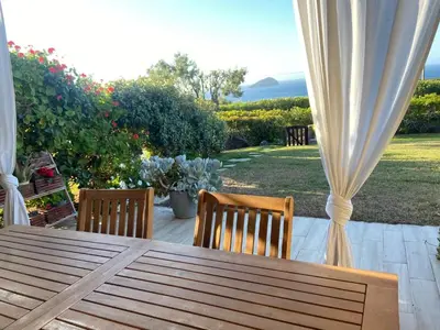Vista generica sulle montagne o vista sulle montagne dall'interno della casa vacanze