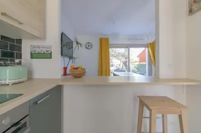 Cucina o angolo cottura di DOMEK Villa a 100mt dalla spiaggia
