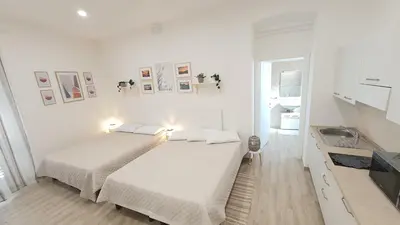 Letto o letti in una camera di SUITE BLANC APARTMENTS - Monolocali indipendenti con cucina e bagno privato - Check-in e check-out con codice in autonomia h24 - Terrazza in comune NECESSARIO AVERE WATHSAPP O APP DI MESSAGGISTICA ISTANTANEA PER FOTO E VIDEO