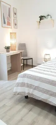 Letto o letti in una camera di SUITE BLANC APARTMENTS - Monolocali indipendenti con cucina e bagno privato - Check-in e check-out con codice in autonomia h24 - Terrazza in comune NECESSARIO AVERE WATHSAPP O APP DI MESSAGGISTICA ISTANTANEA PER FOTO E VIDEO