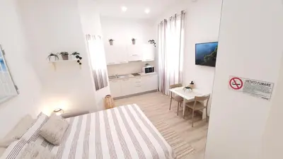 Letto o letti in una camera di SUITE BLANC APARTMENTS - Monolocali indipendenti con cucina e bagno privato - Check-in e check-out con codice in autonomia h24 - Terrazza in comune NECESSARIO AVERE WATHSAPP O APP DI MESSAGGISTICA ISTANTANEA PER FOTO E VIDEO