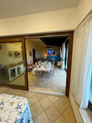 Area soggiorno di Villa con barbecue con giardino vista mare