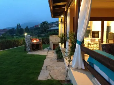 Giardino di Villa con barbecue con giardino vista mare
