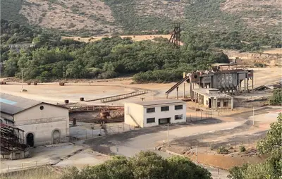 Vista generica sulle montagne o vista sulle montagne dall'interno dell'appartamento