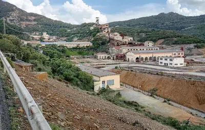 Vista generica sulle montagne o vista sulle montagne dall'interno dell'appartamento