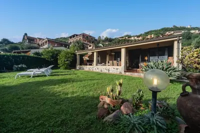 Vista generica sulle montagne o vista sulle montagne dall'interno della villa