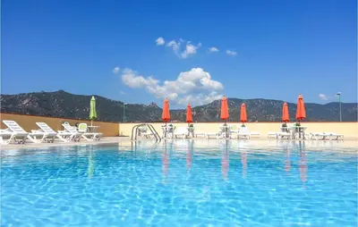 Vista generica sulle montagne o vista sulle montagne dall'interno dell'appartamento