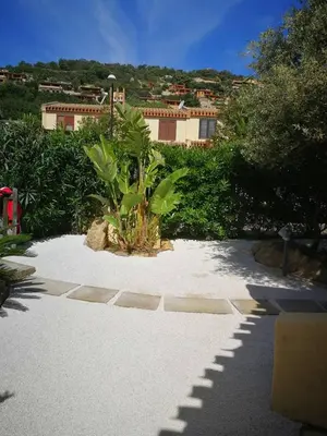 Vista generica sulle montagne o vista sulle montagne dall'interno della casa vacanze
