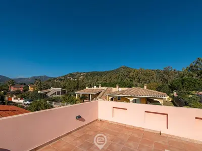Vista generica sulle montagne o vista sulle montagne dall'interno della villa