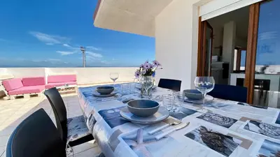 Vista generica sul mare o vista sul mare dall'interno dell'appartamento