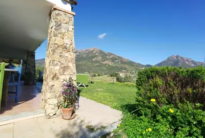 Vista generica sulle montagne o vista sulle montagne dall'interno della casa vacanze
