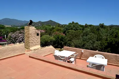 Vista generica sulle montagne o vista sulle montagne dall'interno della casa vacanze