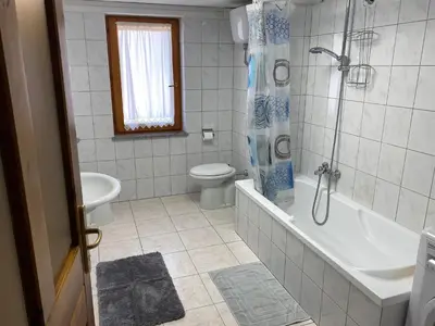 Bagno di Appartamento con giardino e parcheggio privato Musci