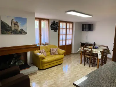 TV o dispositivi per l'intrattenimento presso Appartamento con giardino e parcheggio privato Musci