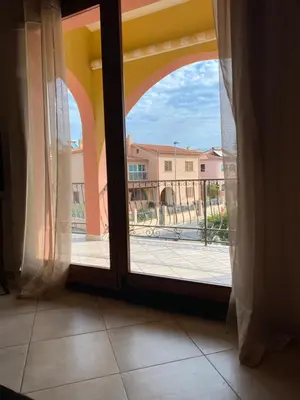 Vista generica sulle montagne o vista sulle montagne dall'interno della casa vacanze