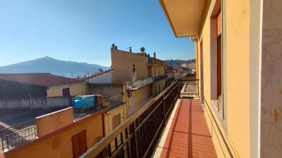 Vista generica sulle montagne o vista sulle montagne dall'interno dell'appartamento