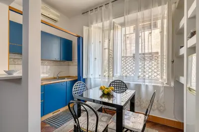 Cucina o angolo cottura di IzzHome Delightful