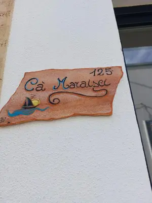 Certificato, attestato, insegna o altro documento esposto da Ca' Maraisci, incantevole appartamento vista mare