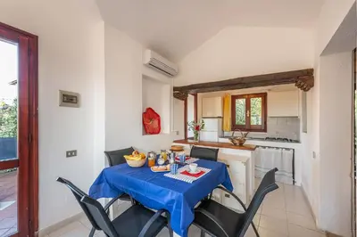Cucina o angolo cottura di Villa Cristina bella villa vista mare e porto turistico Loc Notteri Villasimiuss
