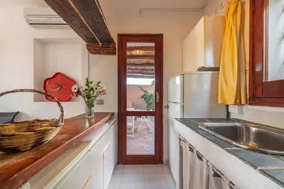 Cucina o angolo cottura di Villa Cristina bella villa vista mare e porto turistico Loc Notteri Villasimiuss
