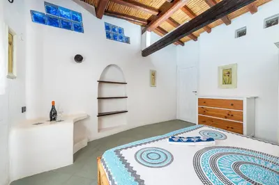 Letto o letti in una camera di Elegante Villa WI-FI GRATIS con terrazza sul mare quasi a toccare l'acqua
