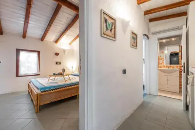 Letto o letti in una camera di Elegante Villa WI-FI GRATIS con terrazza sul mare quasi a toccare l'acqua