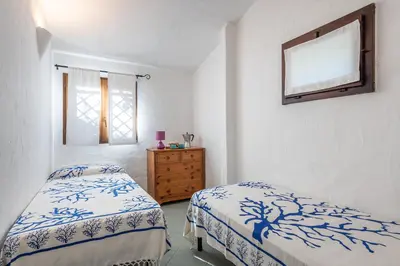Letto o letti in una camera di Elegante Villa WI-FI GRATIS con terrazza sul mare quasi a toccare l'acqua