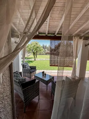 Area soggiorno di Casa Chiara con accesso diretto alla spiaggia
