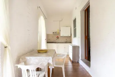 Cucina o angolo cottura di Casa Chiara con accesso diretto alla spiaggia